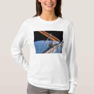 Die Flügel der Canadarm2- und Solarpaneele T-Shirt