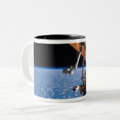Die Flügel der Canadarm2- und Solarpaneele Zweifarbige Tasse (Vorderseite Links)