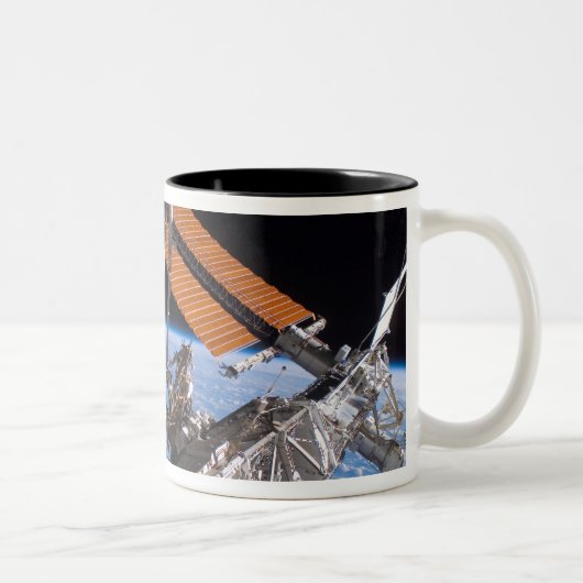 Die Flügel der Canadarm2- und Solarpaneele Zweifarbige Tasse (Rechts)