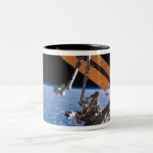 Die Flügel der Canadarm2- und Solarpaneele Zweifarbige Tasse (Mittel)