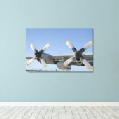 Die Flügel eines LC-130 Hercules Leinwanddruck (Insitu (Holzboden))