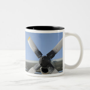 Die Flügel eines LC-130 Hercules Zweifarbige Tasse
