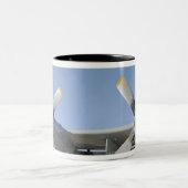 Die Flügel eines LC-130 Hercules Zweifarbige Tasse (Mittel)