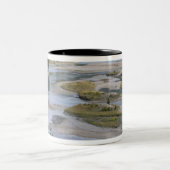 Die Flüsse durchqueren einen Tiefenabschnitt von J Zweifarbige Tasse (Mittel)