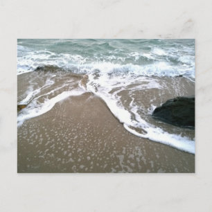 Die Flut, die Ashore über den Felsen spült Postkarte