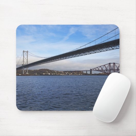 Die Forth Road Bridge im Vordergrund ist eine Aufh Mousepad (Mit Mouse)