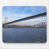 Die Forth Road Bridge im Vordergrund ist eine Aufh Mousepad (Vorne)