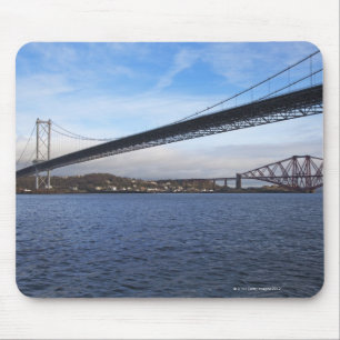 Die Forth Road Bridge im Vordergrund ist eine Aufh Mousepad
