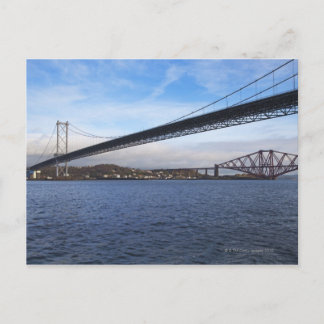 Die Forth Road Bridge im Vordergrund ist eine Aufh Postkarte