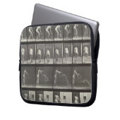 Die Frau, die einen Eimer Wasser wirft, überziehen Laptopschutzhülle (Vorderseite Links)