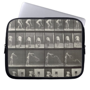 Die Frau, die einen Eimer Wasser wirft, überziehen Laptopschutzhülle