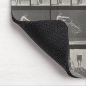 Die Frau, die einen Eimer Wasser wirft, überziehen Mousepad (Ecke)