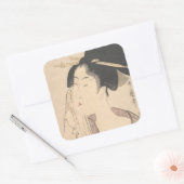 Die Frau entspannt sich nach ihrem Bad Quadratischer Aufkleber (Umschlag)