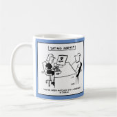 Die Frau in der Verabredet Agentur verbindet den M Kaffeetasse (Links)