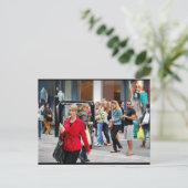 Die Frau in Rot Postkarte (Stehend Vorderseite)