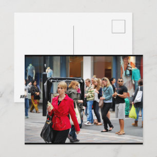 Die Frau in Rot Postkarte