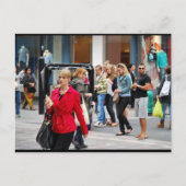Die Frau in Rot Postkarte (Vorderseite)