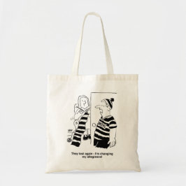 Die Frau knetet einen Scarf für den Fußballfan Tragetasche