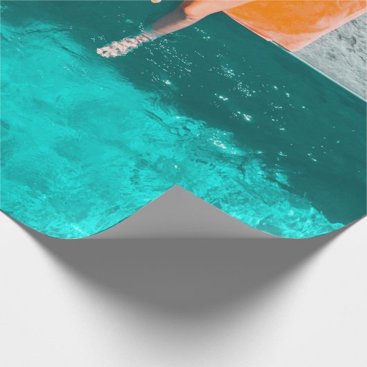 Die Frau liegt morgens neben dem Pool Geschenkpapier (Ecke)