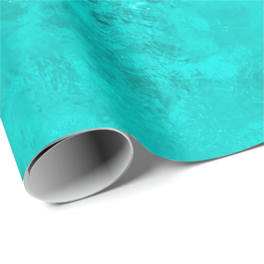 Die Frau liegt morgens neben dem Pool Geschenkpapier (Rolleneckpunkt)