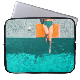 Die Frau liegt morgens neben dem Pool Laptopschutzhülle