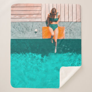 Die Frau liegt morgens neben dem Pool Sherpadecke