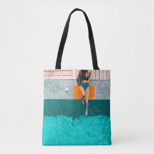 Die Frau liegt morgens neben dem Pool Tasche