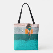 Die Frau liegt morgens neben dem Pool Tasche (Rückseite)