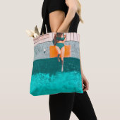 Die Frau liegt morgens neben dem Pool Tasche (Von Nahem)