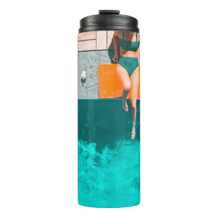 Die Frau liegt morgens neben dem Pool Thermosbecher