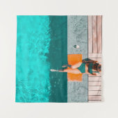 Die Frau liegt morgens neben dem Pool Wandteppich (Vorderseite (Horizontal))