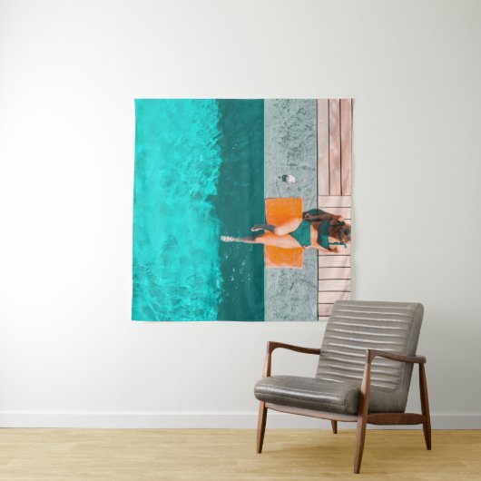 Die Frau liegt morgens neben dem Pool Wandteppich (Beispiel (Horizontal))