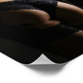 Die Frau posiert von hinten in schwarz lackierter Poster (Ecke)