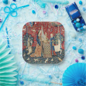 Die Frau und das Einhorn, hörend Pappteller (Party)