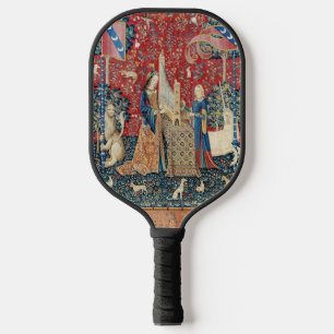 Die Frau und das Einhorn, hörend Pickleball Schläger