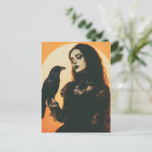 Die Frau und ihr Rabe Postkarte (Stehend Vorderseite)