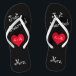 Die Frau von Mr. & Mrs. Just Married Flip Flops Badesandalen<br><div class="desc">Diese Fun Just Married Flip Flops sind das perfekte Geschenk für die Braut zu sein. Das Design zeigt schwarze Flip Flops mit den Worten "Just Married" in einer lustigen mädchenhaften Typografie in einem Winkel. In der Mitte befindet sich ein rotes Herz mit Ihren Initialen oder Monogrammen. Bei der Heilung ist...</div>