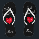 Die Frau von Mr. & Mrs. Just Married Flip Flops Badesandalen<br><div class="desc">Diese Fun Just Married Flip Flops sind das perfekte Geschenk für die Braut zu sein. Das Design zeigt schwarze Flip Flops mit den Worten "Just Married" in einer lustigen mädchenhaften Typografie in einem Winkel. In der Mitte befindet sich ein rotes Herz mit Ihren Initialen oder Monogrammen. Bei der Heilung ist...</div>