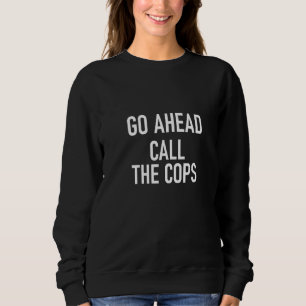 Die Frauen gehen vorbei und nennen die Polizisten Sweatshirt