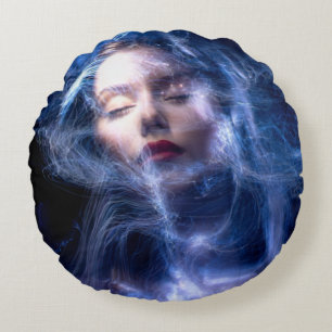 Die Frauen sehen leicht gemalt Rundes Kissen