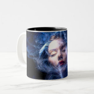 Die Frauen sehen leicht gemalt Zweifarbige Tasse