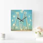 Die Fred Hartman-Brücke Quadratische Wanduhr (Zuhause)