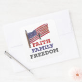 Die Freiheit der Familie überqueren mit der Flagge Quadratischer Aufkleber (Umschlag)