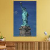 Die Freiheitsstatue auf Pedestal mit blauem Himmel Leinwanddruck (Insitu (Wohnzimmer))