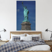 Die Freiheitsstatue auf Pedestal mit blauem Himmel Leinwanddruck (Insitu (Schlafzimmer))