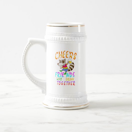 Die Freunde, die zusammen trinken Bierglas (Links)