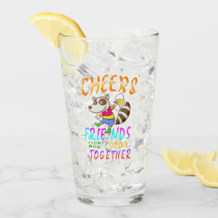 Die Freunde, die zusammen trinken Glas