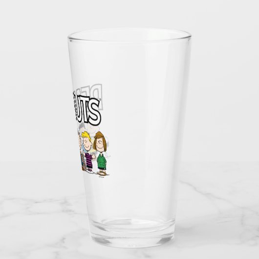 Die Freunde von Erdnüssen in einer Reihe Glas (Links)