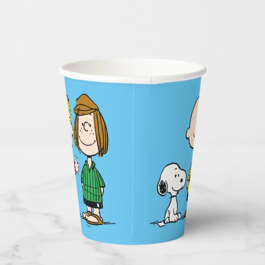 Die Freunde von Erdnüssen in einer Reihe Pappbecher (Rechts)