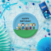 Die Freunde von Erdnüssen in einer Reihe Pappteller (Party)